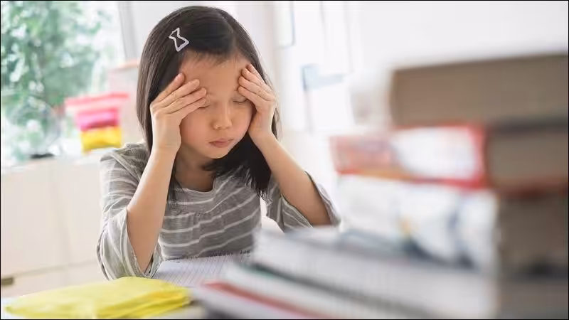 bé gái mỏi mắt vì tăng độ cận, dấu hiệu cận thị tiến triển